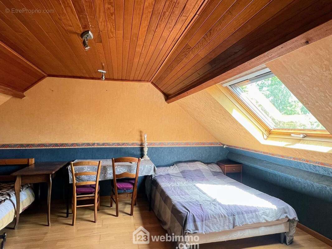 ... aménagées dans les combles avec de beaux volumes... - Maison à MONTREUIL-JUIGNE
