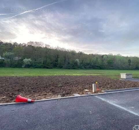 Terrain à VENDEUVRE-DU-POITOU