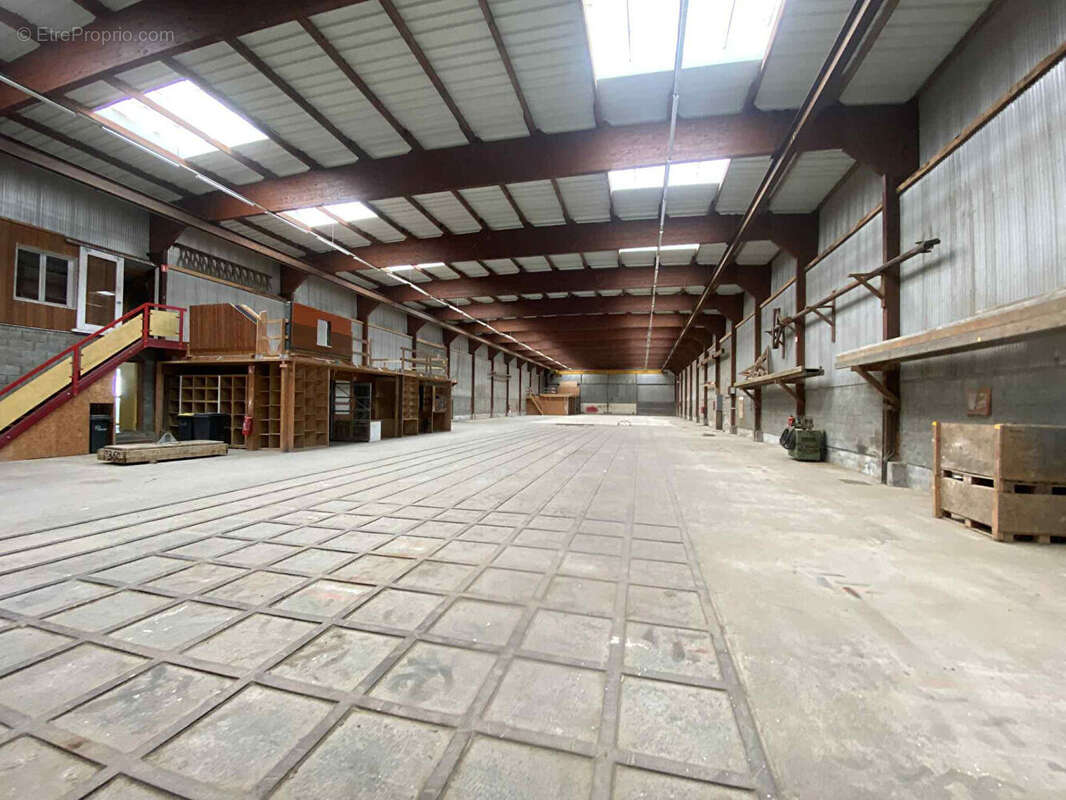 Commerce à LOUVIGNE-DU-DESERT