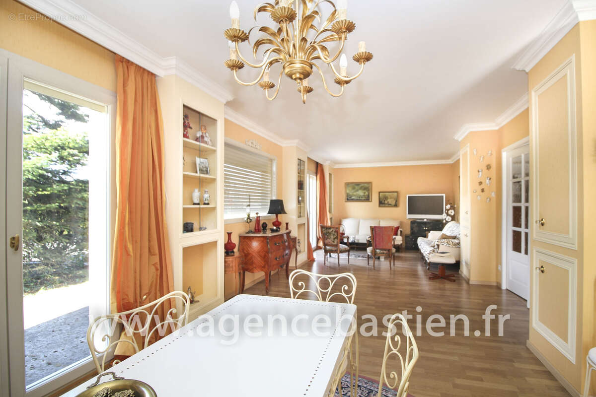 Maison à SAINT-GENIS-POUILLY