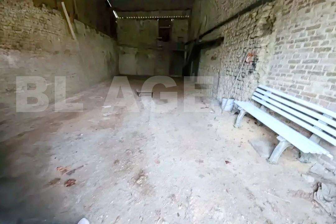 98f6d876840d44ebadd48e9fdb999fa2 - Parking à FALAISE