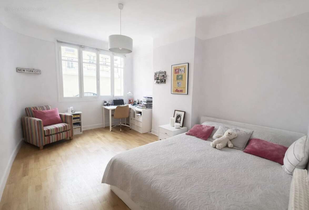 Appartement à PARIS-16E