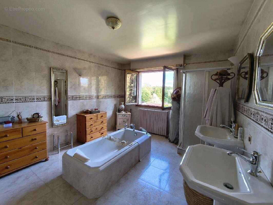 Maison à NESLES-LA-VALLEE