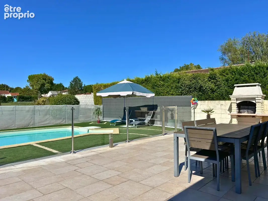 PAVILLON avec piscine et grand séjour de 57 m2. Un cadre de vie idéal à 9 min de la base aérienne de COGNAC ! - photo 11