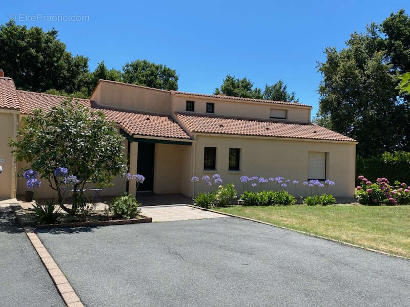 Maison à LES LANDES-GENUSSON