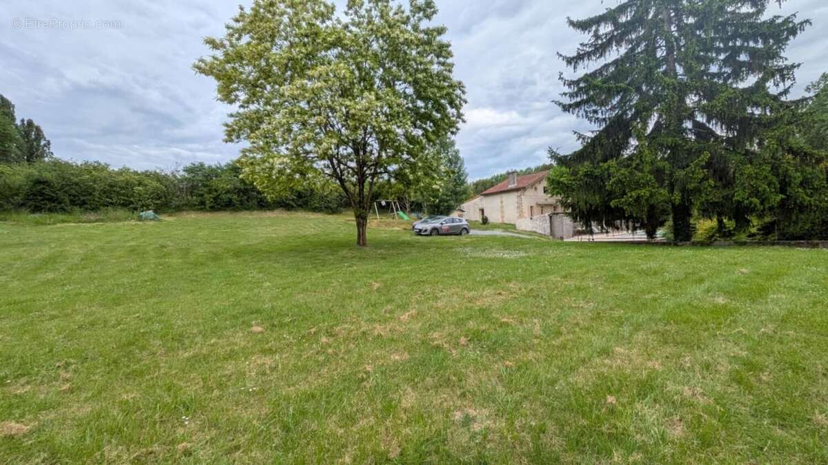 Maison 170 m² à Saint-Genes-De-Lombaud  - photo 2