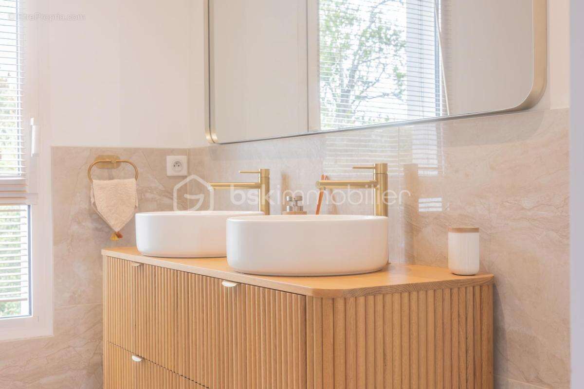 BIARRITZ – Élégante villa familiale rénovée 5 chambres - jardin ombragé  et jacuzzi - photo 9