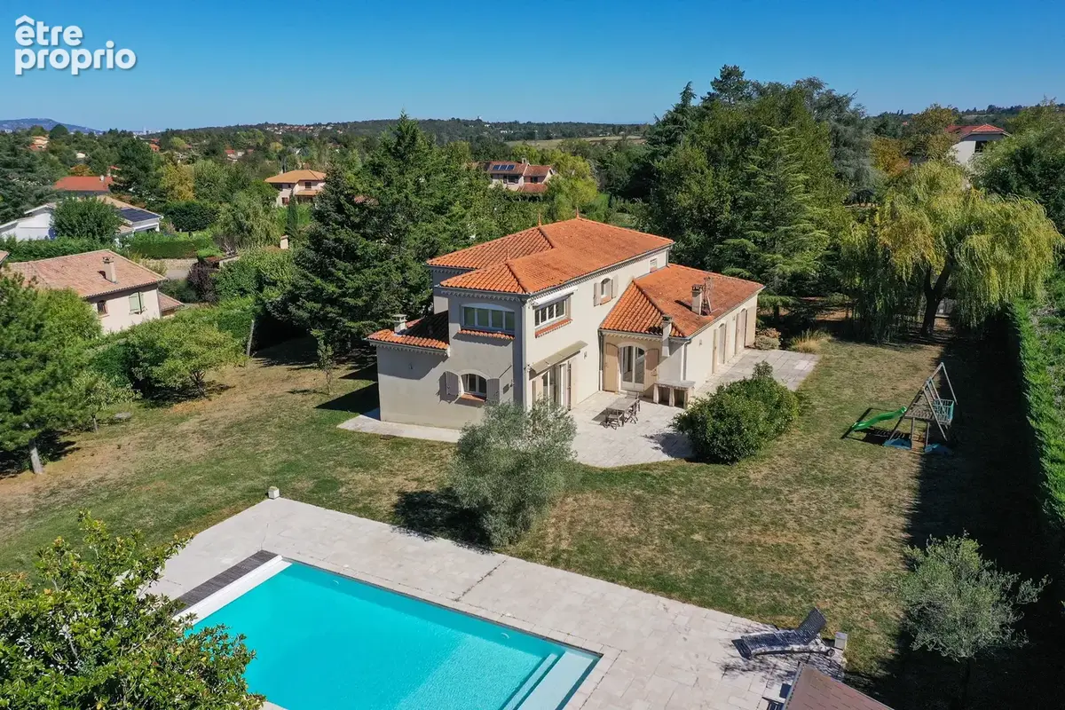 Proche commodités et calme pour cette maison climatisée avec piscine et s-sol complet - photo 1