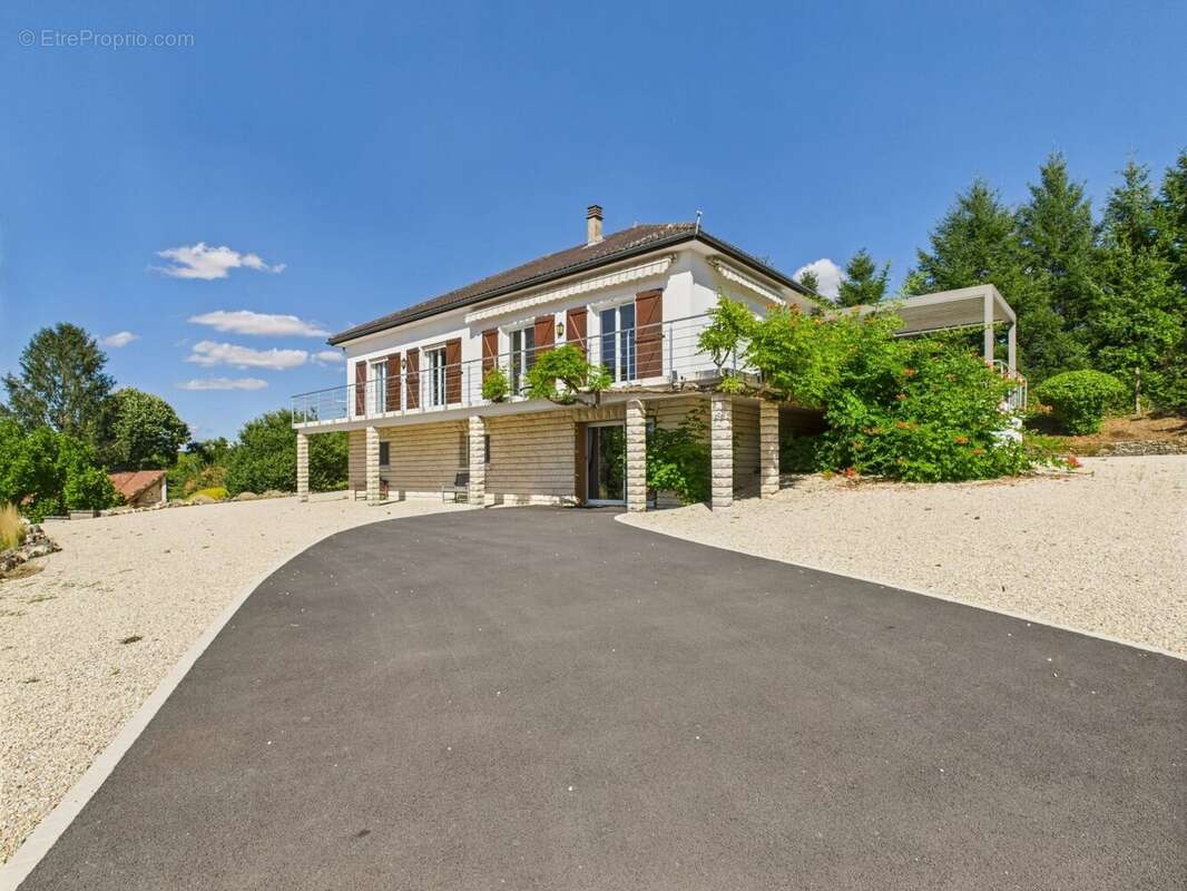 Propriété de luxe de quatre chambres avec grand jardin et piscine, à quelques pas de la ville - photo 37