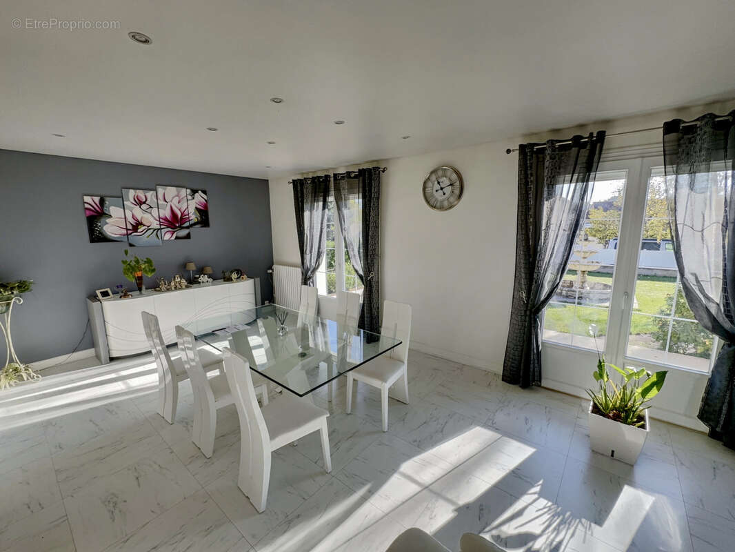 Maison à DOMPIERRE-SUR-BESBRE