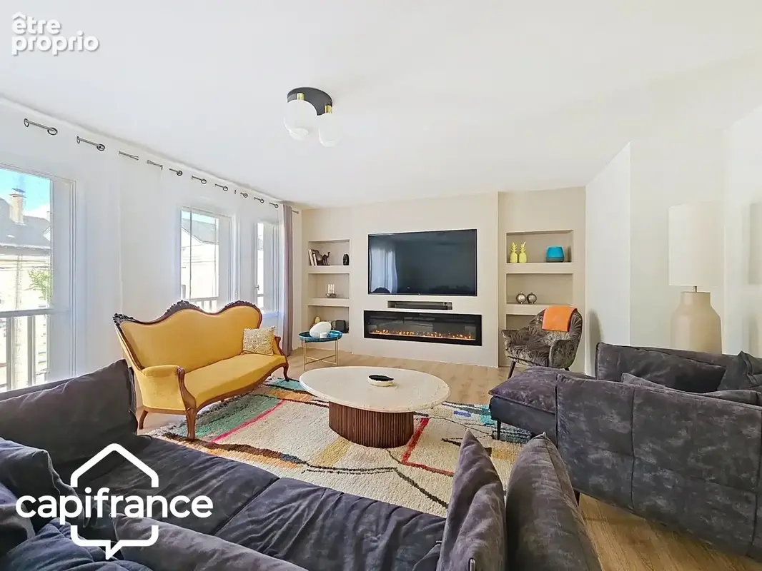 THOUARS Place Lavault- Appartement de 200 m2 -climatisation réversible- 5 chambres -Ascenseur privatif - photo 2