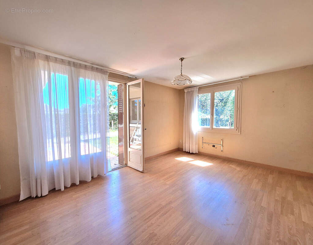 A vendre maison 141 m2 à fort potentiel et idéalement placée à Domérat équipé d'un ascenseur. - photo 6