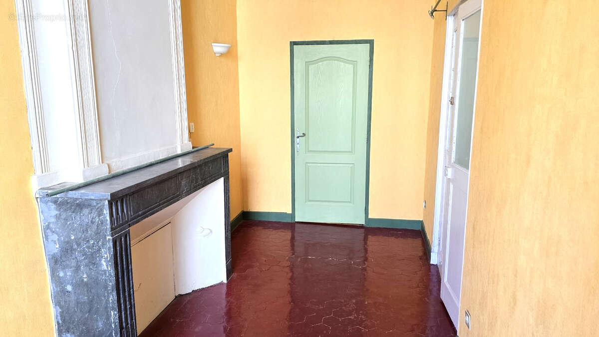 Beau T2 de 52 m2 dans immeuble de charme au 1er étage - photo 3