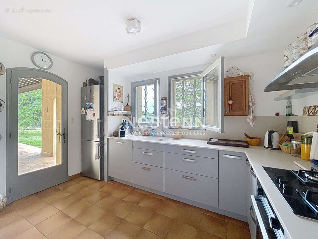 Lourmarin - Maison  5 pièce(s), 180m2, 4 belles chambres, garage-,piscine - photo 8