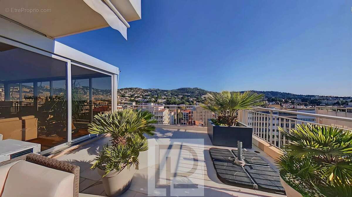 En lisière de Cannes - Rooftop offrant confort et volumes - photo 2