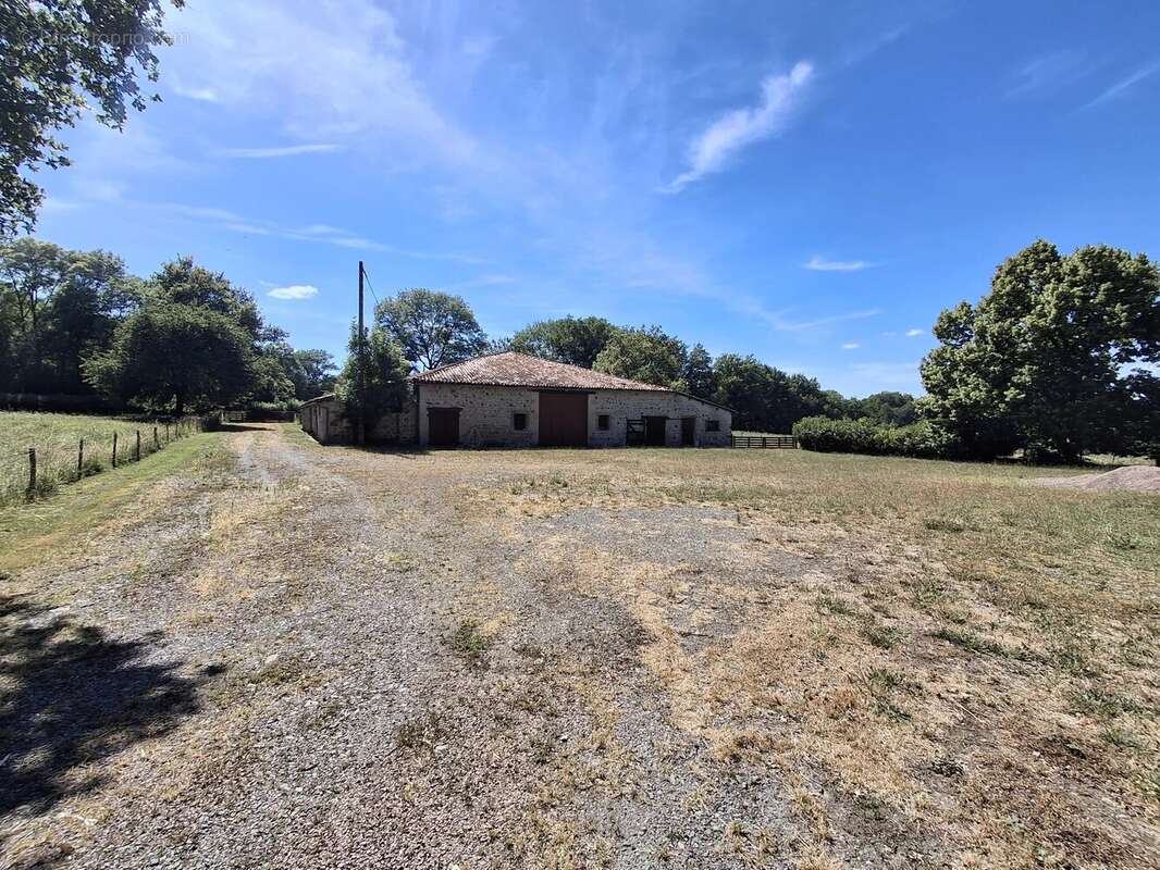 2 maisons de campagne, de nombreuses dépendances et 28 hectares dans un cadre magnifique - photo 19