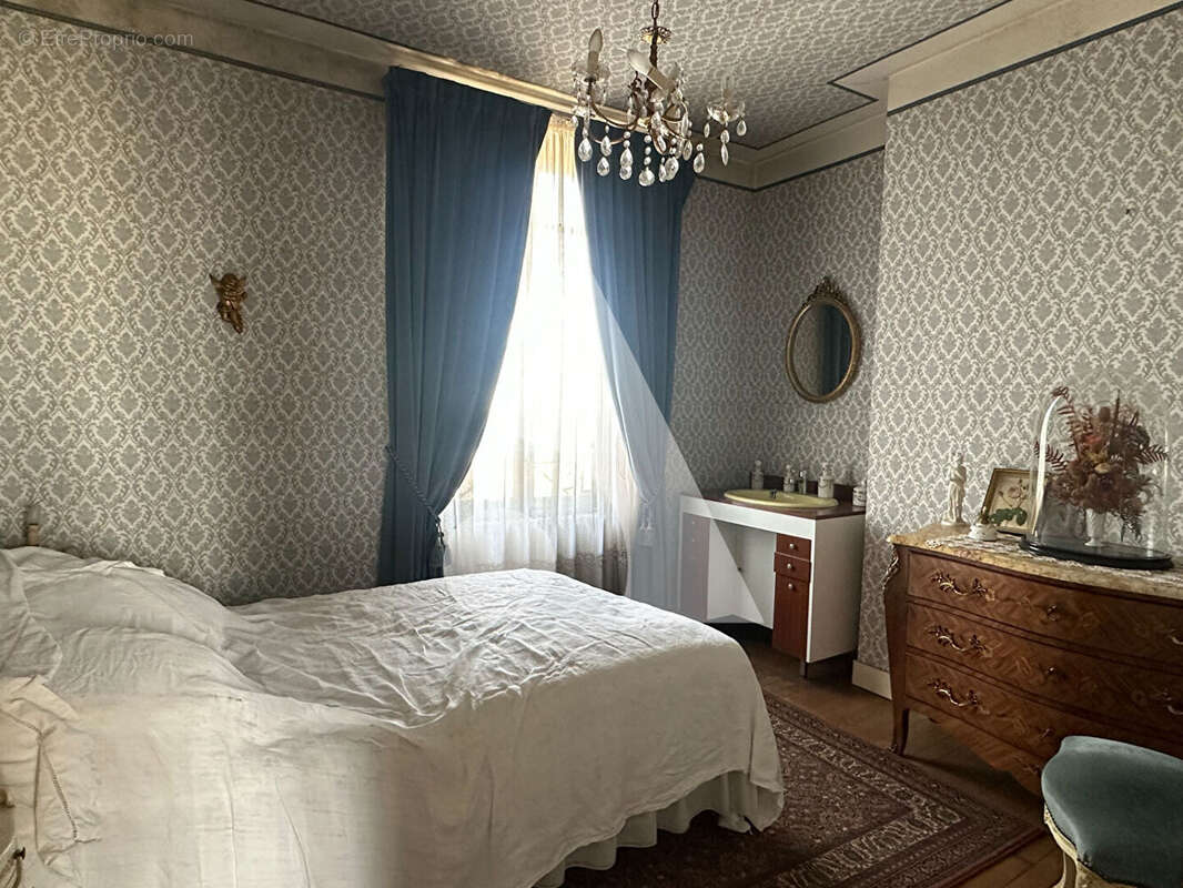 Maison meulière de 98m² avec dépendance de 160 m²  sur 1 126 m² de terrain - photo 7
