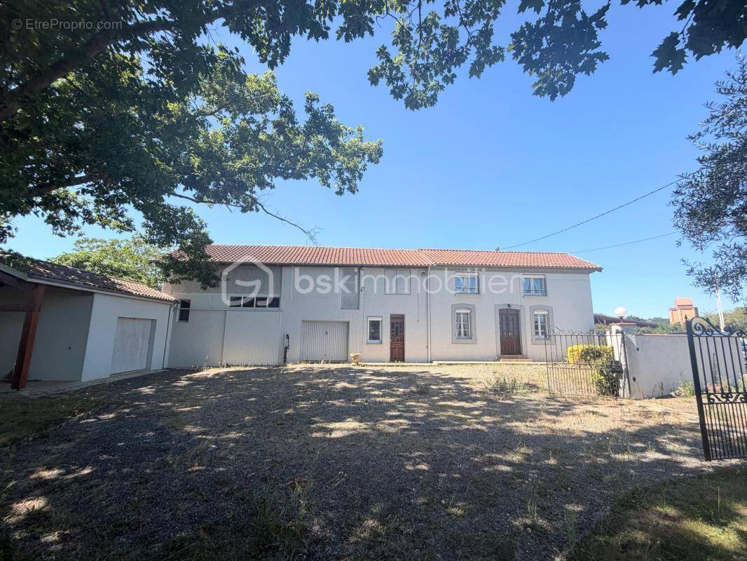 Maison à VILLECOMTAL-SUR-ARROS