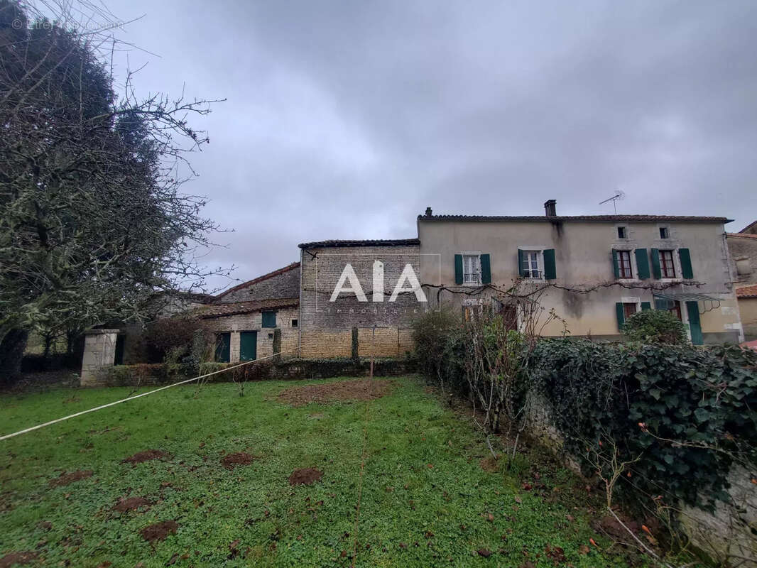 Maison à AUNAC