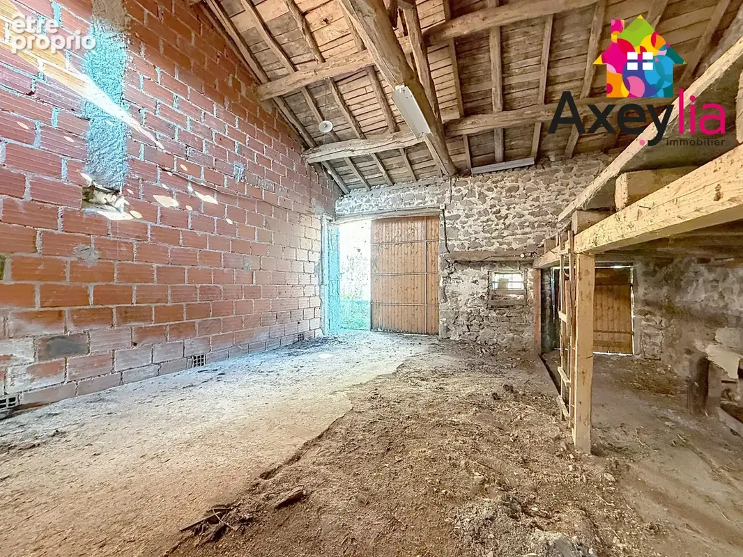 A vendre - saint-bonnet-des-quarts - maison d'habitation à réhabiliter avec grange mitoyenne et terrain - photo 15