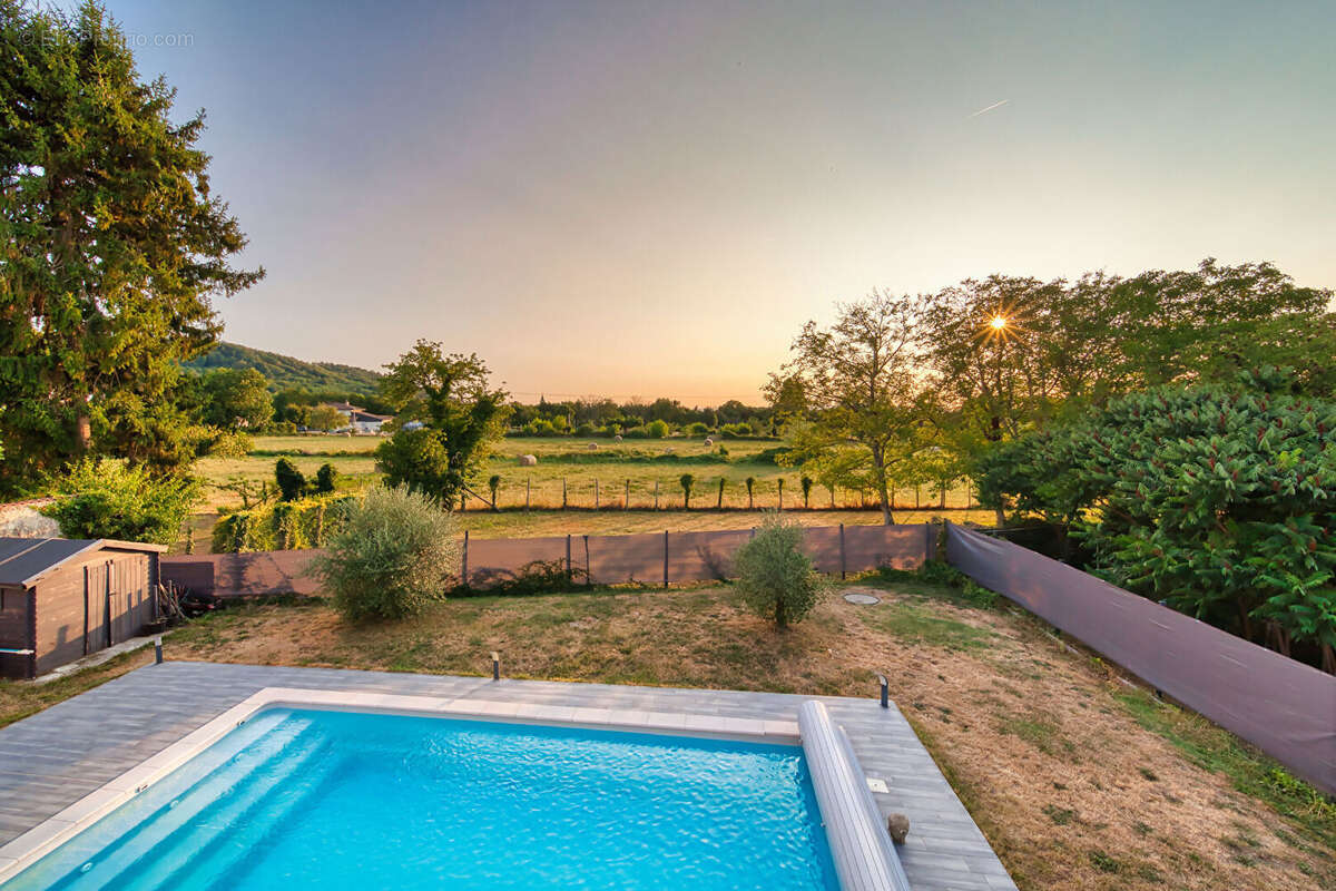 Espace et lumière : Découvrez cette maison récente de 150m² avec piscine. - photo 13