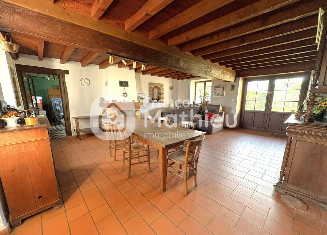 Saint-André-le-Bouchoux - Maison avec dépendances sur 915 m2 de terrain - photo 5