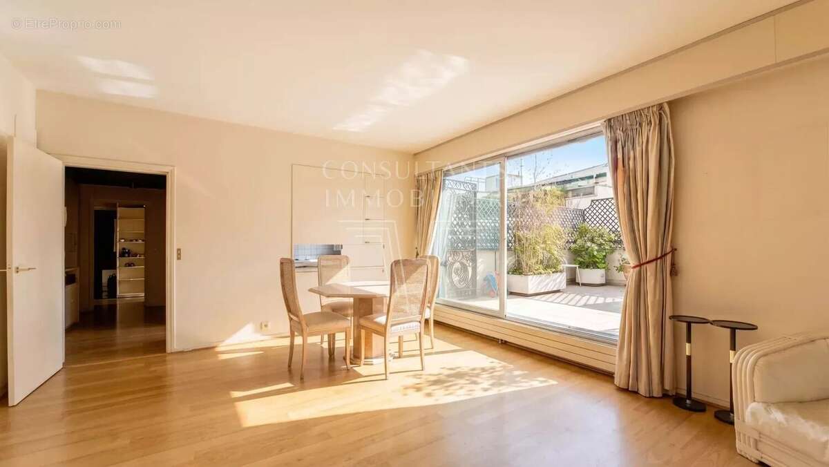 Appartement à PARIS-16E
