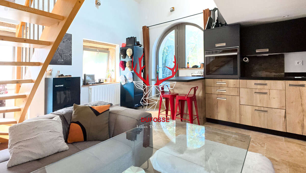 Appartement à LA TOUR-DE-SALVAGNY