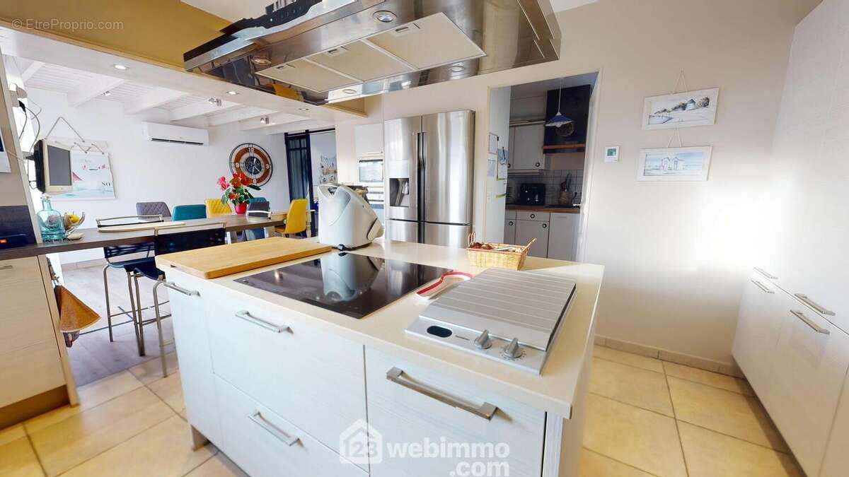 Cuisine équipée récente. - Maison à JARD-SUR-MER