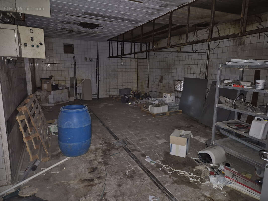 Bâtiment industriel à vendre   Alès • ±660 m2 sur terrain clos 1 389 m2 - photo 27