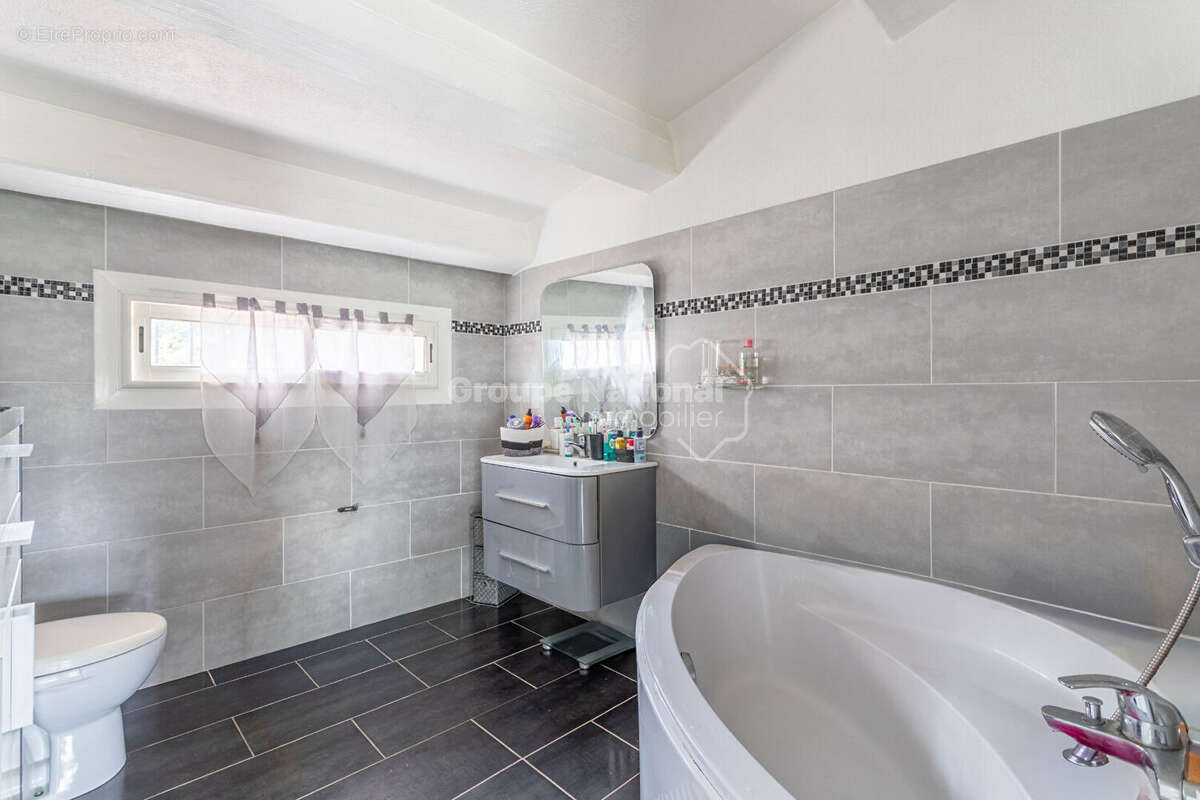 Villa familiale de 220 m² avec piscine et deux garages - photo 11
