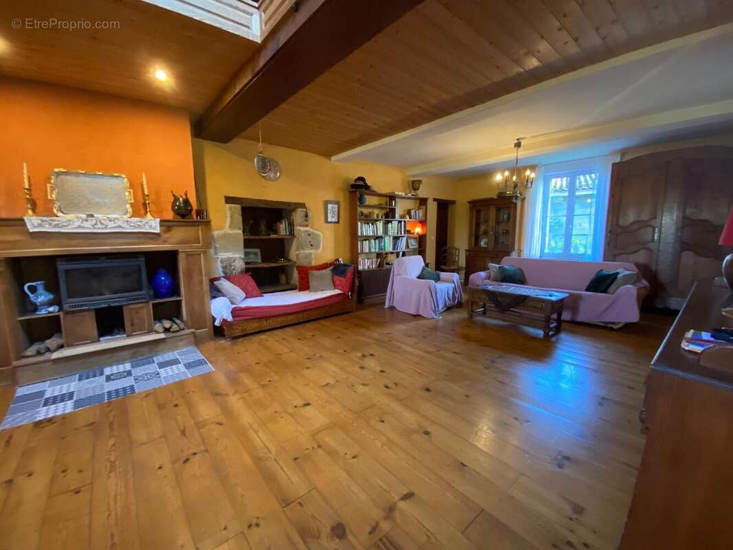 Maison 215 m² à Saint-Colomb-De-Lauzun  - photo 5