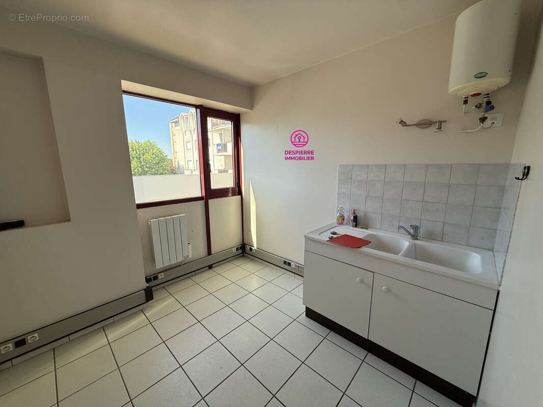 PEAGE DE ROUSSILLON, proche centre ville, appartement 81m2  1er étage avec ascenseur, place parking privative - photo 9