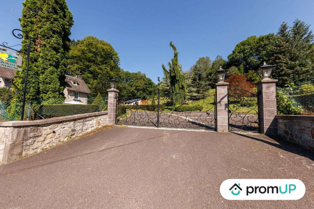 Commerce à MURAT-LE-QUAIRE