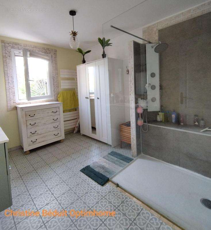 Charente, proche La Rochefoucauld, maison de plain-pied 139 m², garage, carport, terrain 2957m² - photo 14