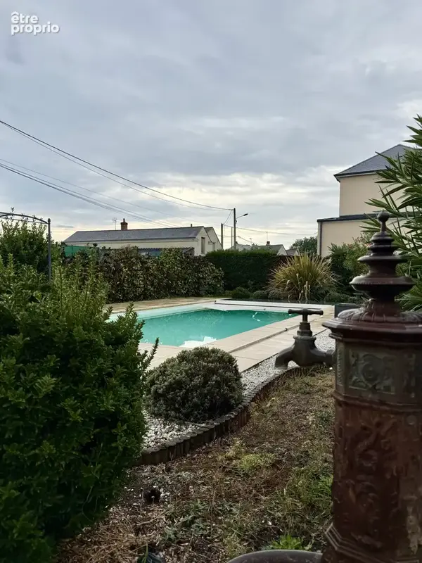 Une maison en tuffeau pleine de potentiel avec piscine et dépendances à Saumur - photo 10