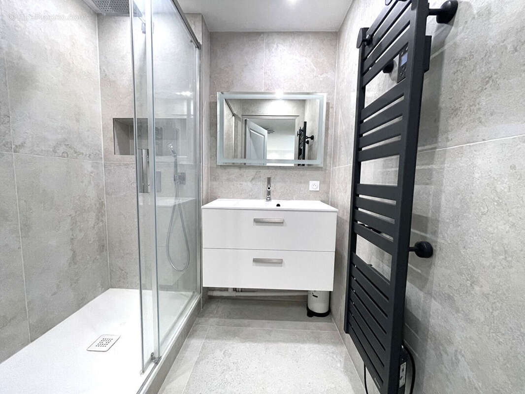 Appartement à SAINT-LAURENT-DU-VAR