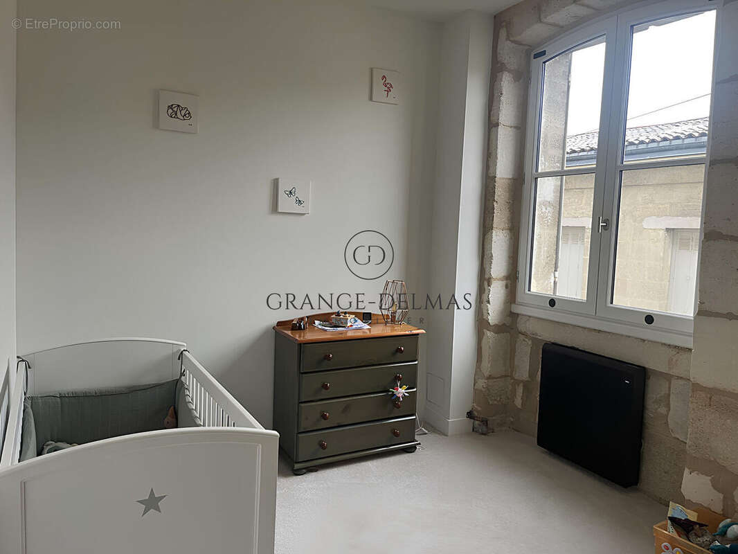 Appartement T3 entièrement rénové  avec cave - Immeuble en pierre - CHARTRONS - photo 5