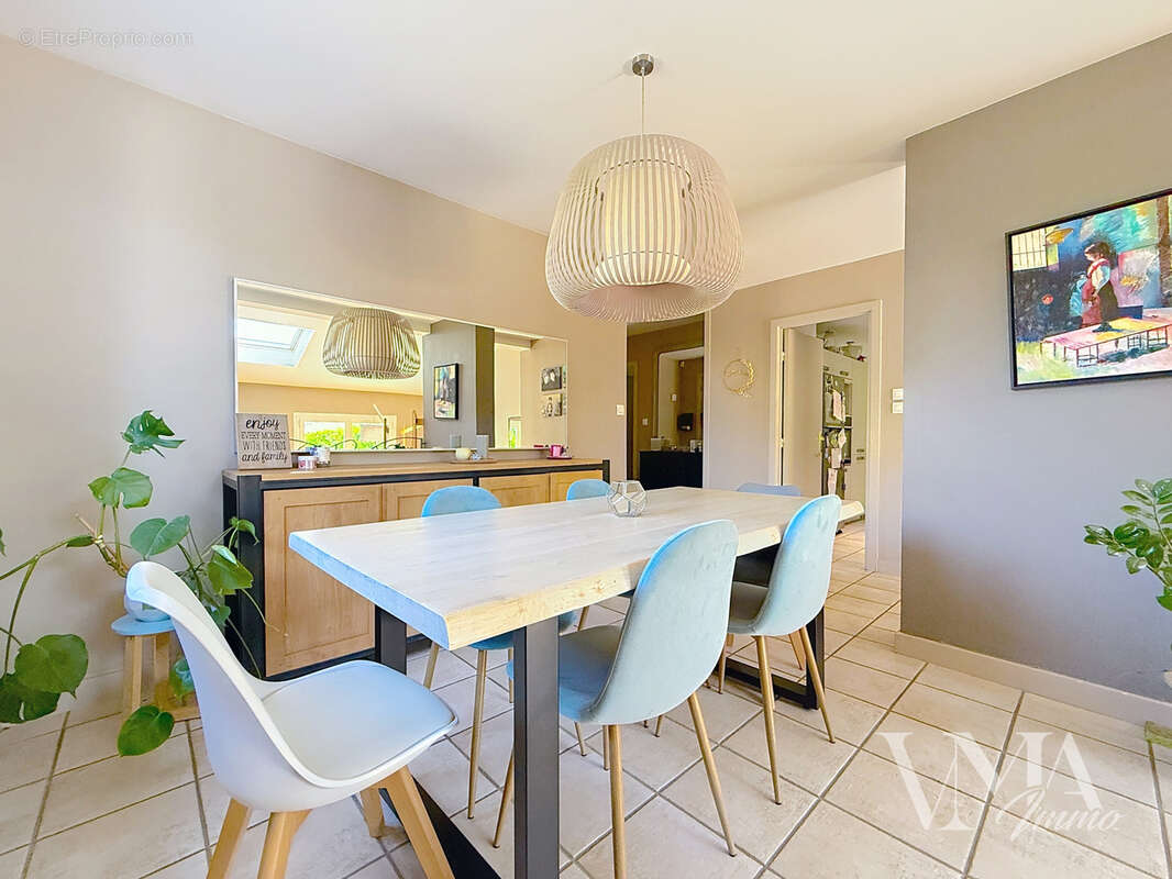 LA TOUR-DE-SALVAGNY   Maison familiale 7 pièces avec piscine 650 000 €  146 m2 Carrez  Terrain 631 m2 - photo 8