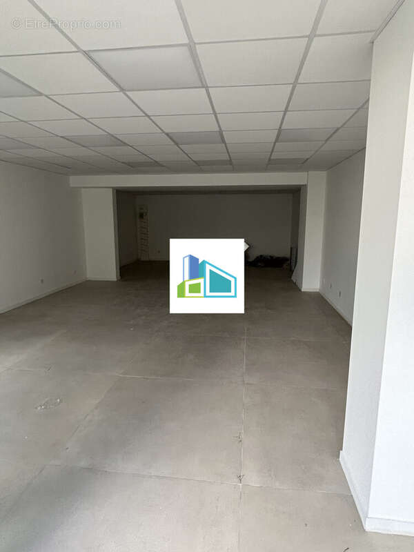Commerce 68 m² à Saint-Cyr-Sur-Mer  - photo 4