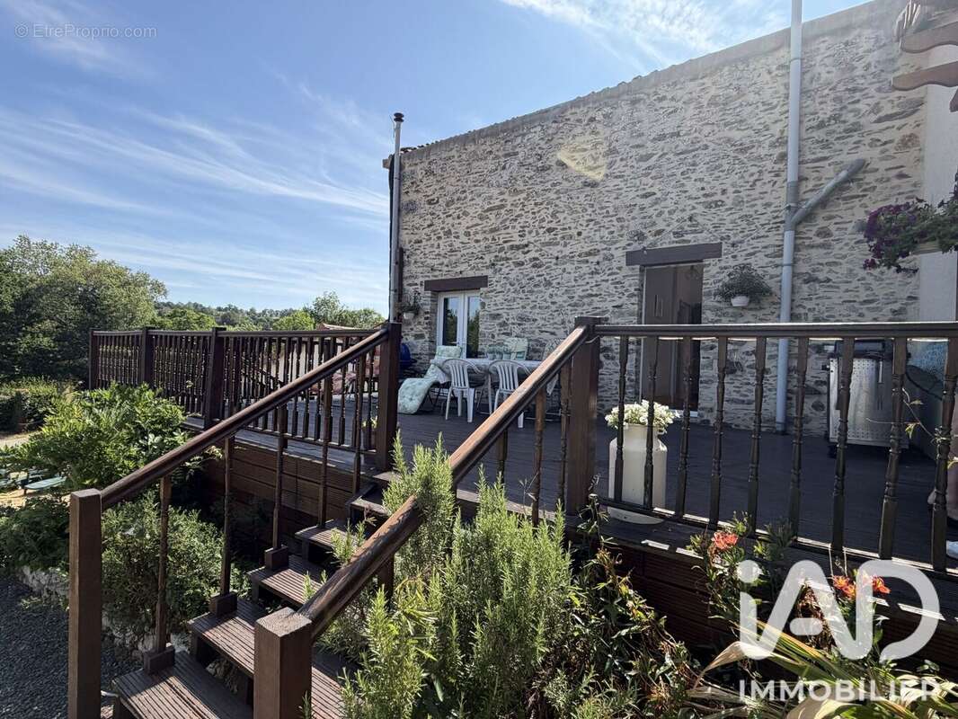 Maison 176 m² à Le Busseau  - photo 2