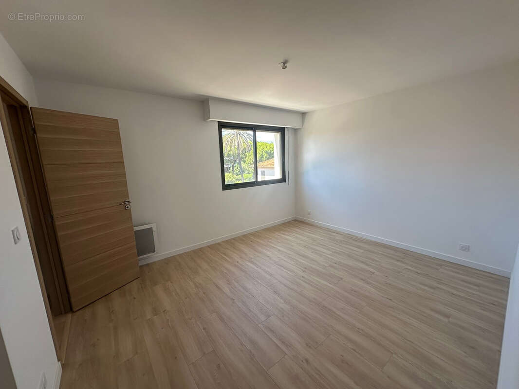 Appartement à SAINT-LAURENT-DU-VAR