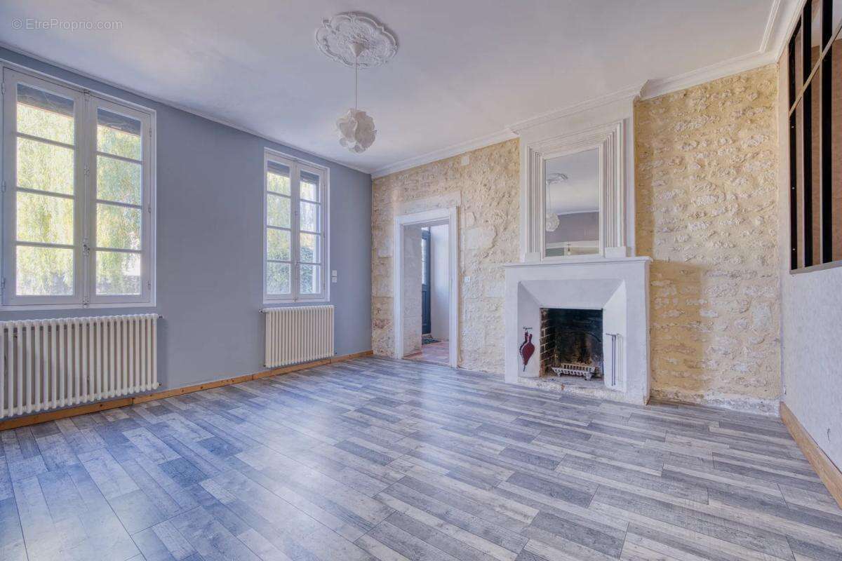 Maison de caractère de 242 m² - Saintes - photo 4