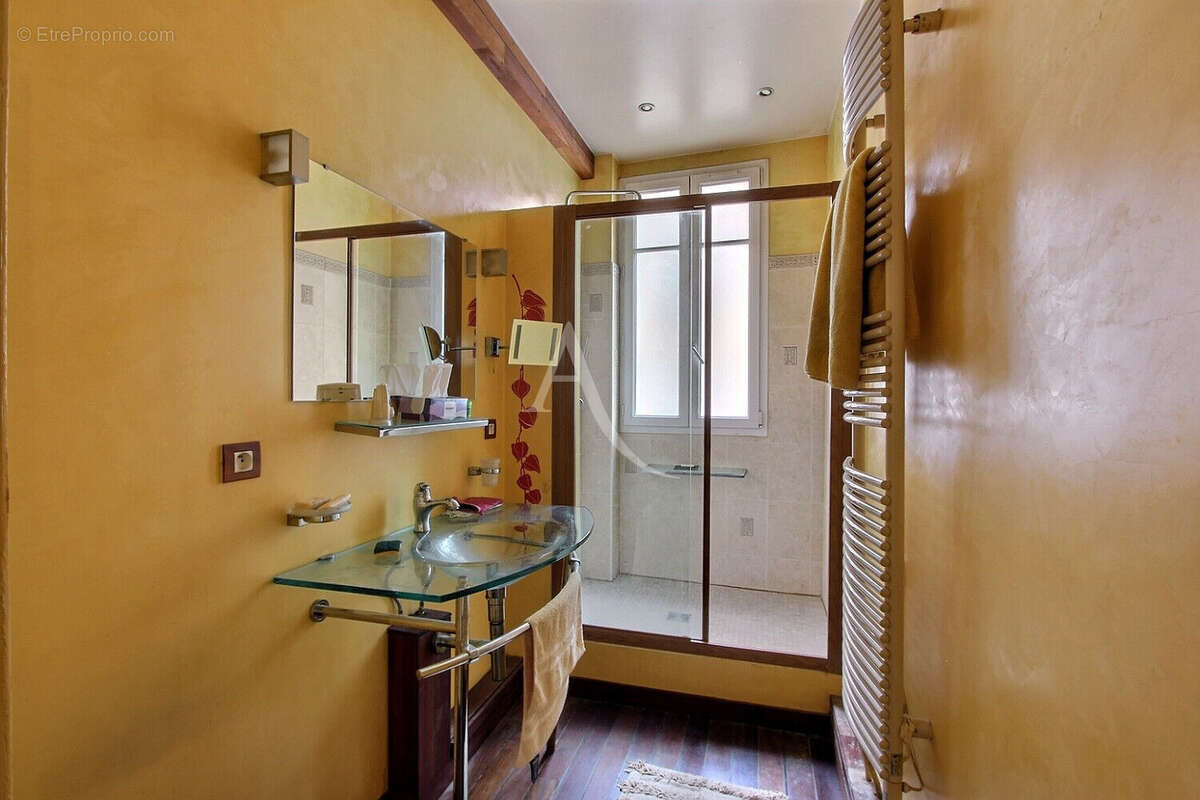 Appartement à COURBEVOIE