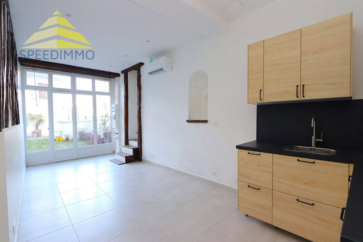 Appartement à MANDRES-LES-ROSES