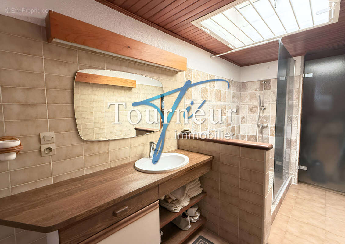 Tres rare sanary hypercentre villa traditionnelle de 183m2 divisee en deux grands appartements - photo 11