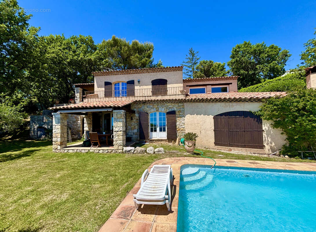 Maison à CHATEAUNEUF-GRASSE