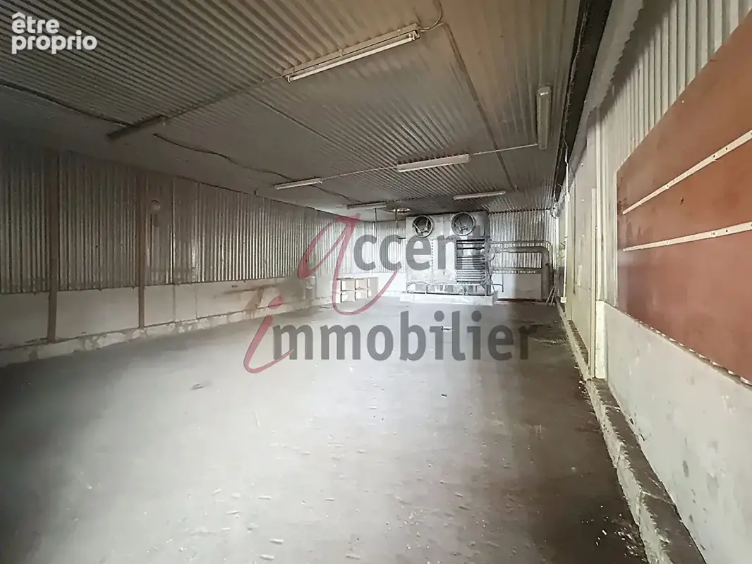 HANGAR  700 m² + 10 parkings - photo 8