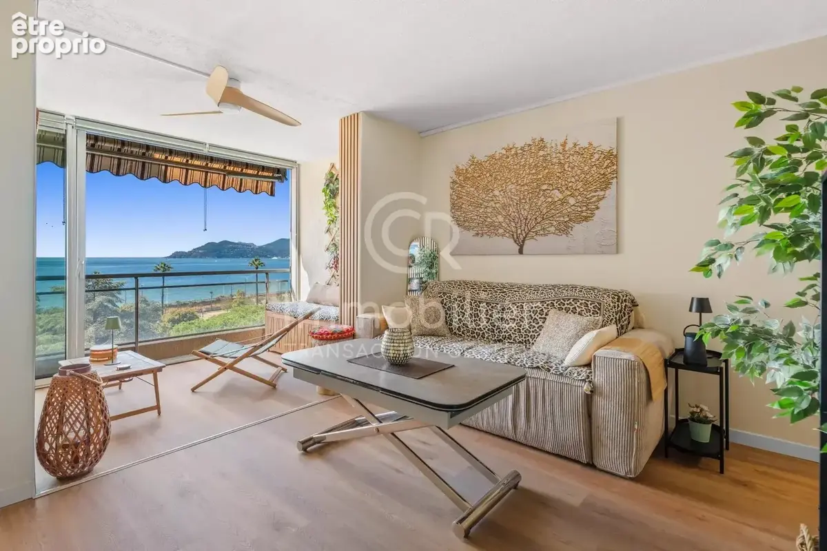 Cannes-La-Bocca – 2 pièces rénové avec vue mer, piscine et garage - photo 2