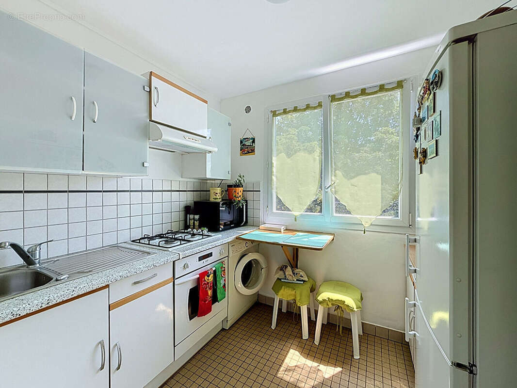 Montreuil, rue rochebrune, 10min du metro, au calme sur jardin, dernier etage, beau 2 pieces traversant avec une cave. - photo 3